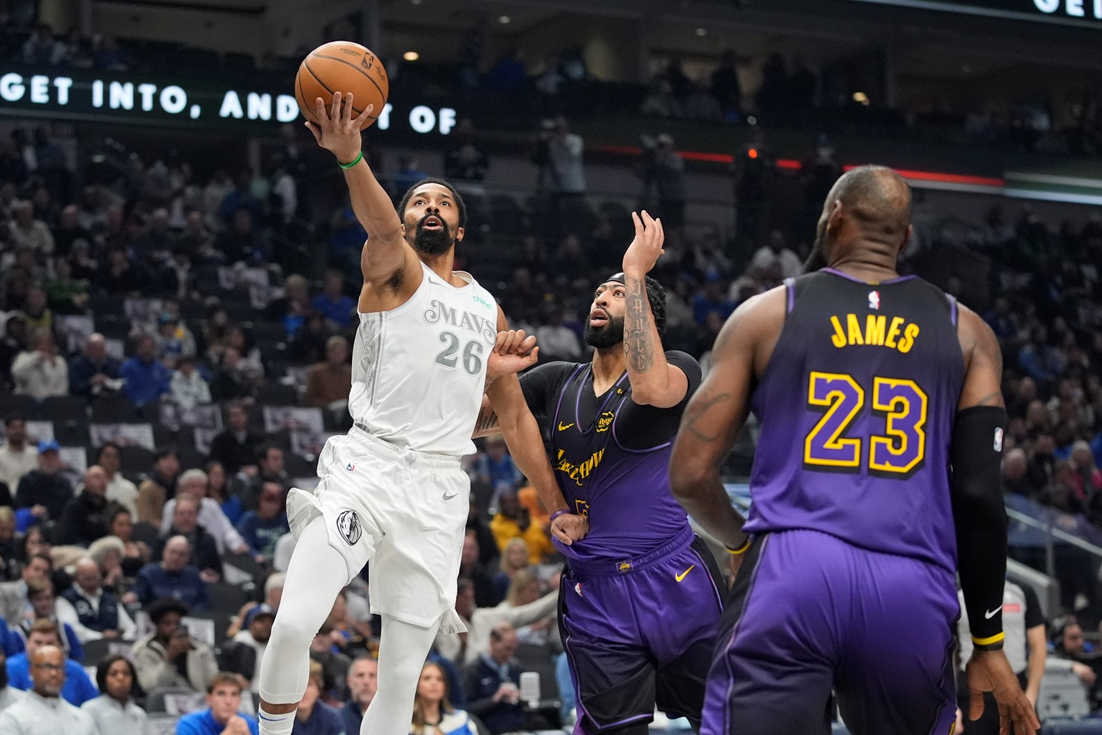 Lakers_Mavericks_Basketball_89374--32d75_1088377876.jpg