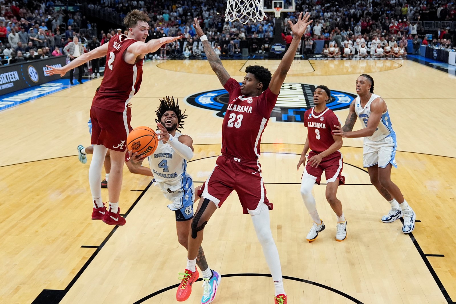 APTOPIX_NCAA_Alabama_North_Carolina_Basketball_14756--5f23f_1076833827.jpg