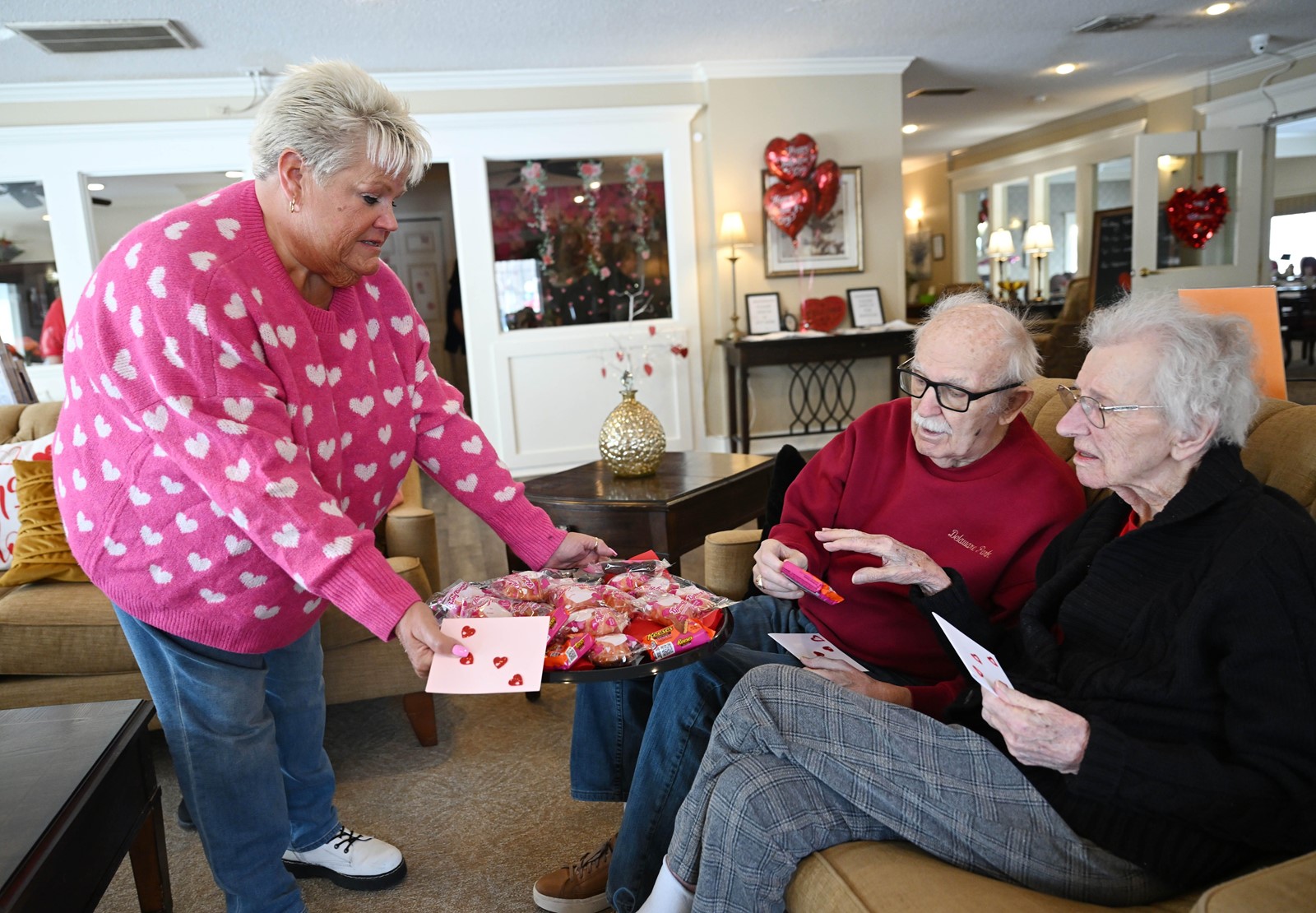 202502141435MCT_____PHOTO____US-NEWS-SPREADING-LOVE-CAREGIVERS-GIVE-OUT-2-DTN_1089799978.jpg