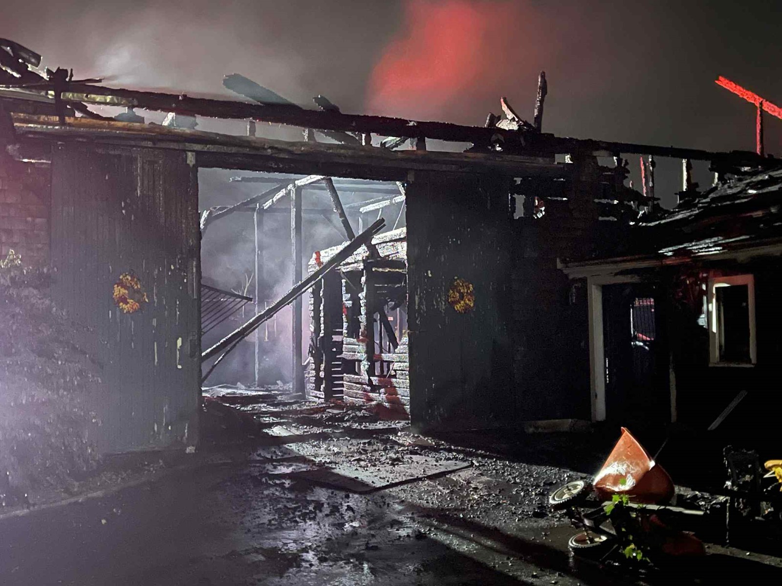 Walpole-barn-fire-2_1095264700.jpg