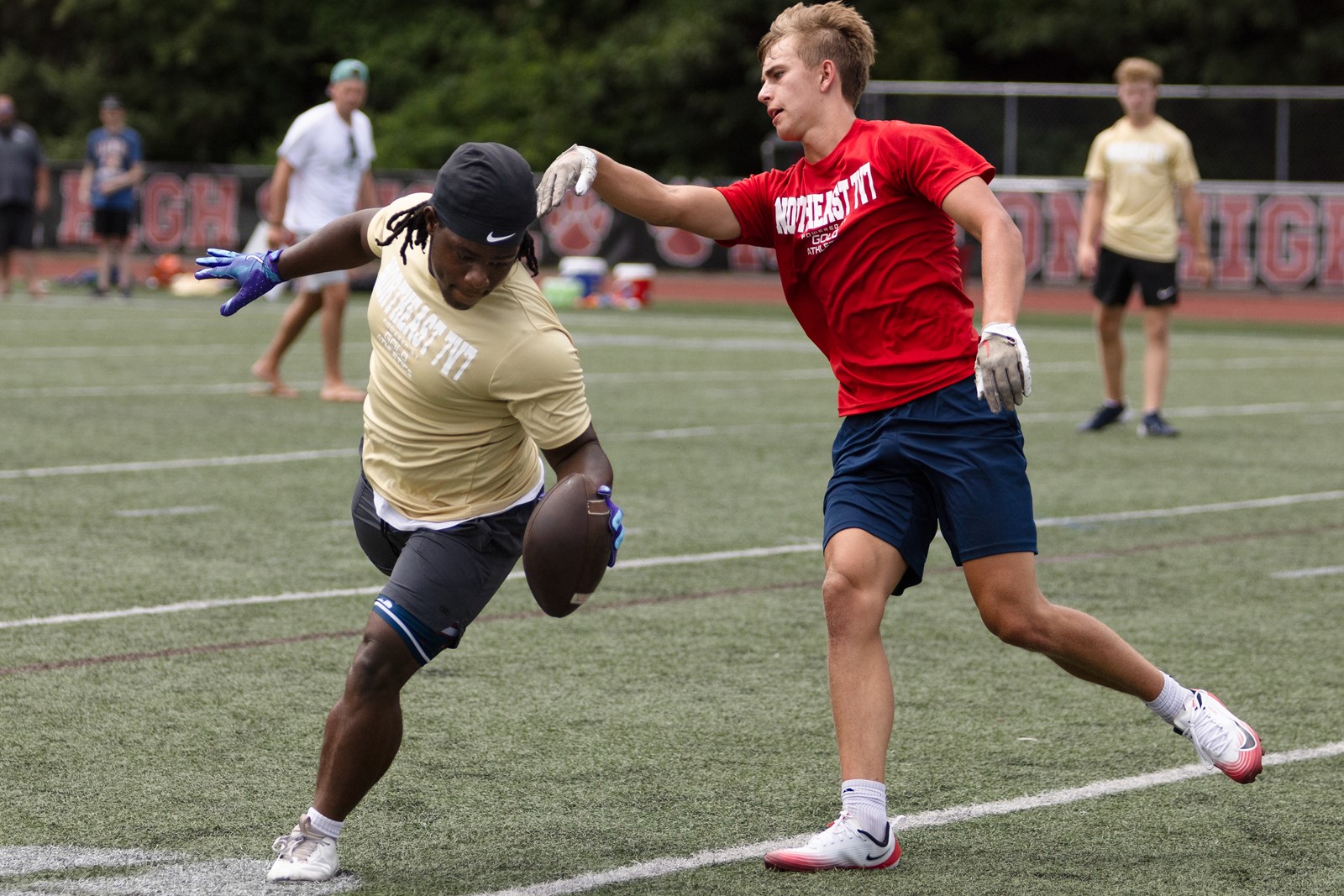 Footballlo06_1095521444.jpg