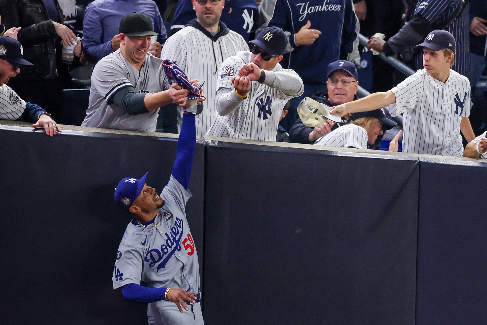 202410292142MCT_____PHOTO____SPORTS-BBO-YANKEES-FAN-INTERFERENCE-GET_1085855261.jpg