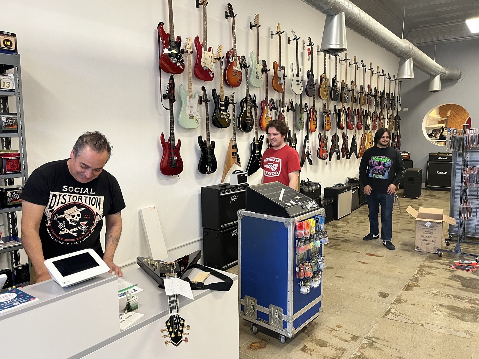 SJM-L-GUITARWARS-1204-1_1100936023.jpg