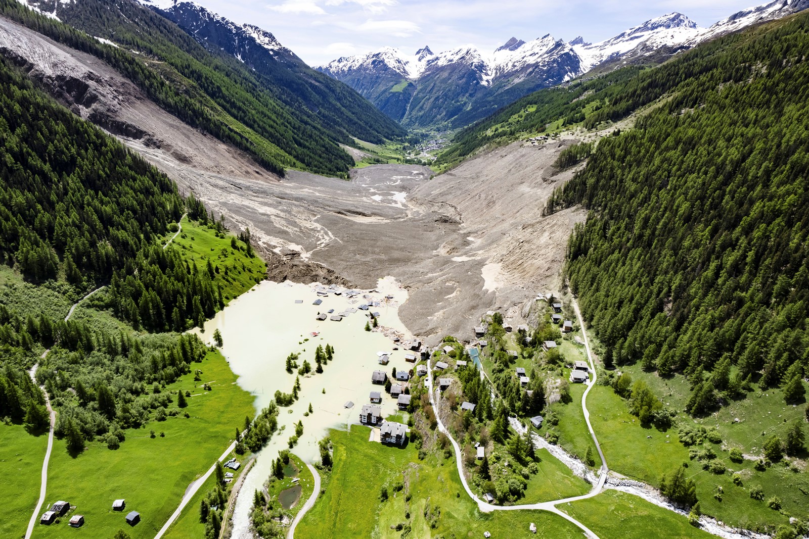 APTOPIX_Switzerland_Mudslide_14737--47c0b_1093667523.jpg