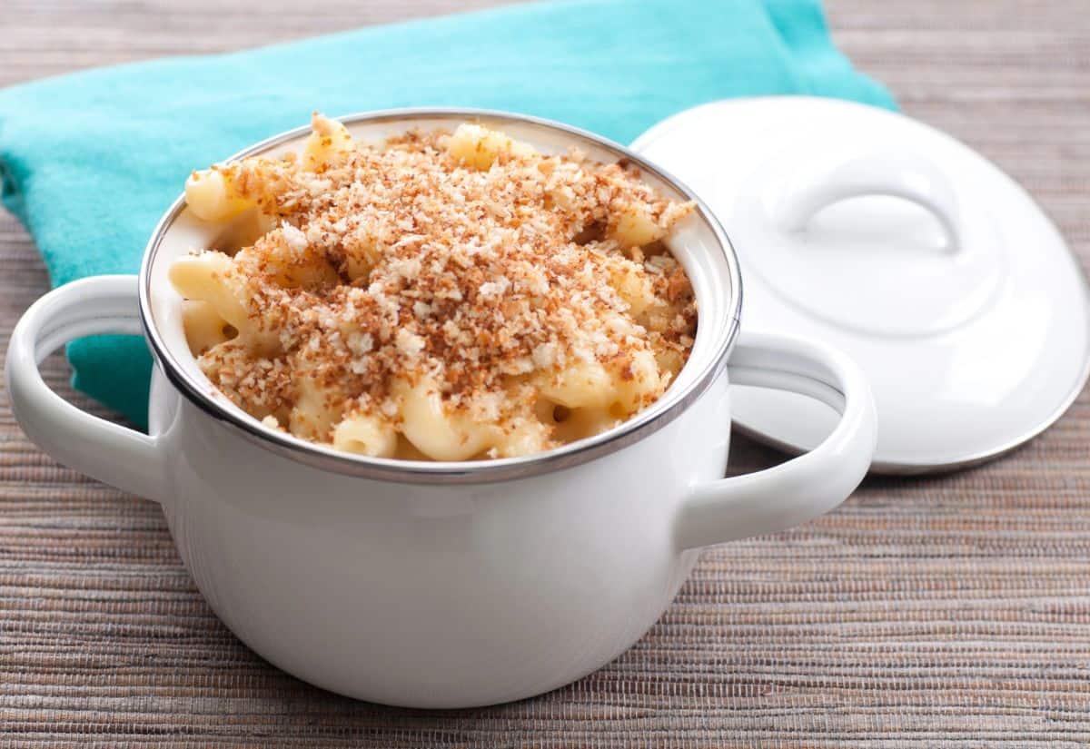 Macaroni-and-cheese-noodles-in-single-serving-size-with-breadcrumb-topping_1102687562.jpg