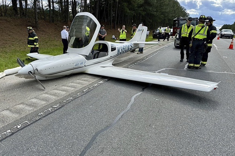 Plane_Highway_Landing_57550--528f1_1077098007.jpg