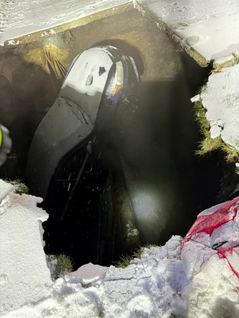 STT-L-SINKHOLE-1228-01_1101468438.jpg
