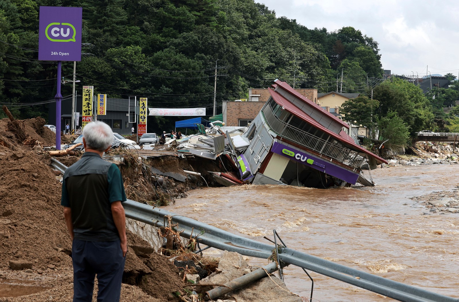 South_Korea_Heavy_Rain_81423--635f6_1095516003.jpg