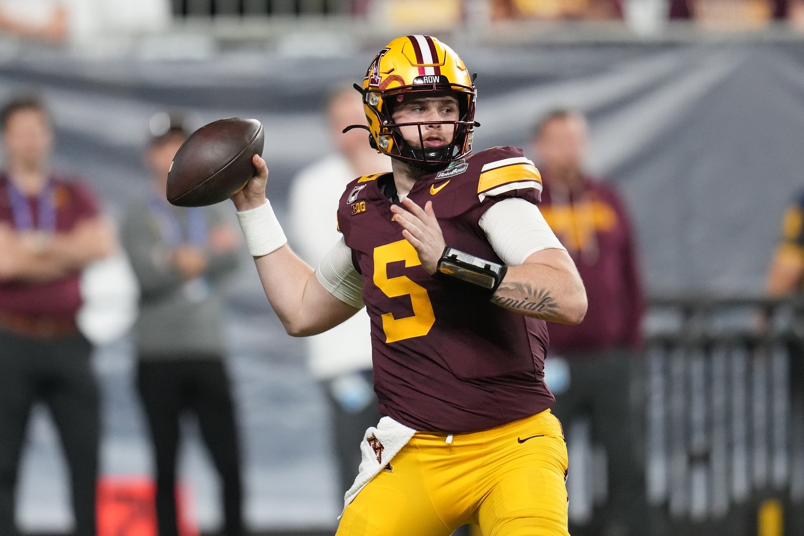 stp-l-RateBowlGophers-1227-02_1110178434.jpg