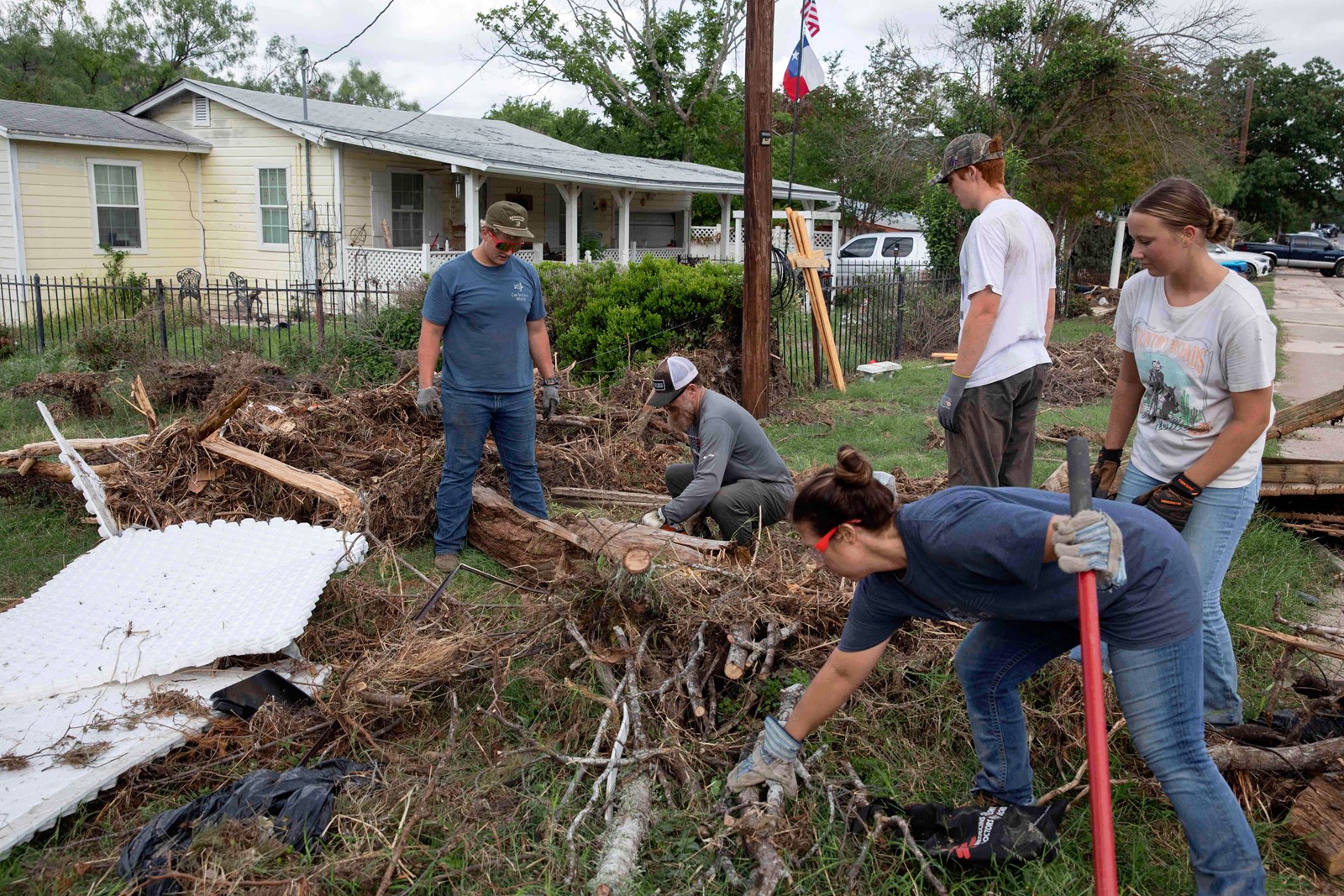 Texas_Flooding_Volunteer_Cleanup_34104--dfea0_1095360130.jpg