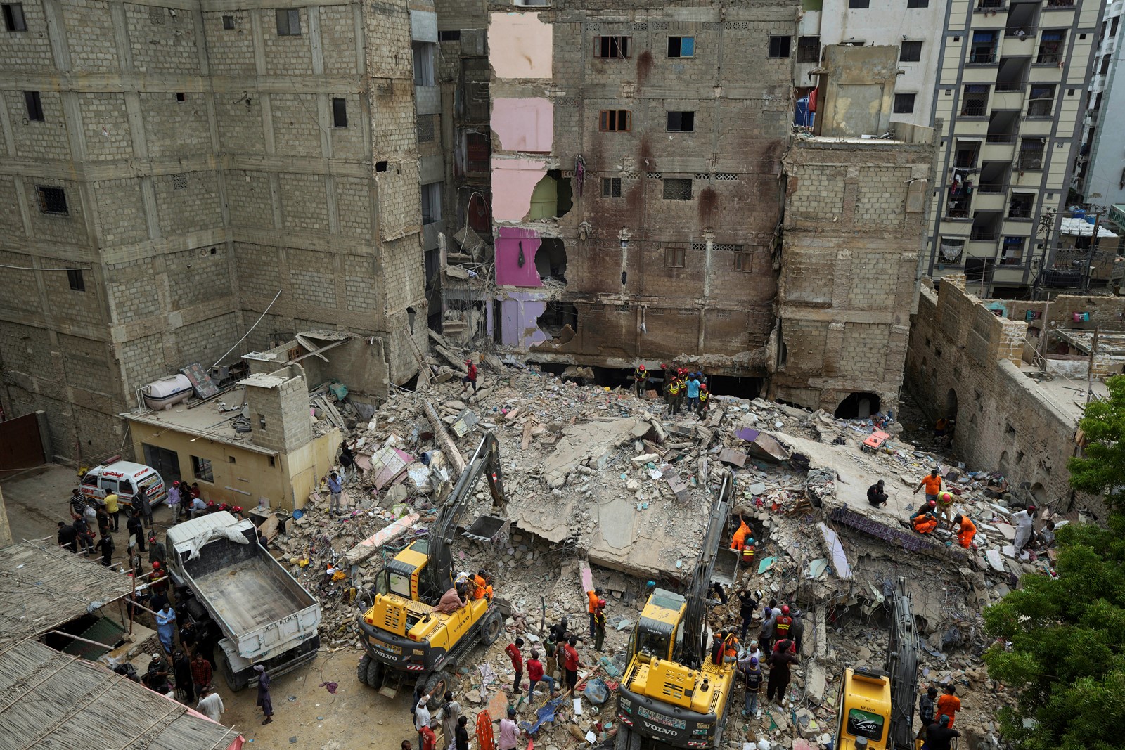 Pakistan_Building_Collapse_75440--db98c_1095050128.jpg