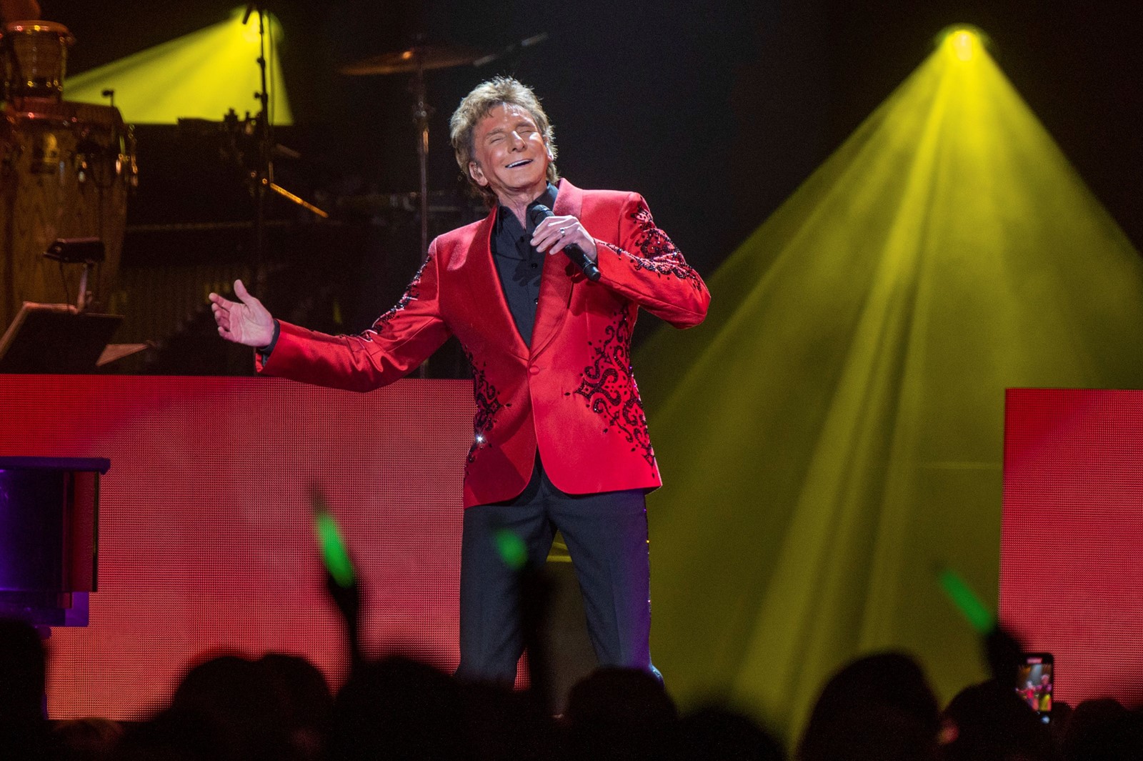 0711_NWS_SJM-L-MANILOW-0717-04_1095244972.jpg