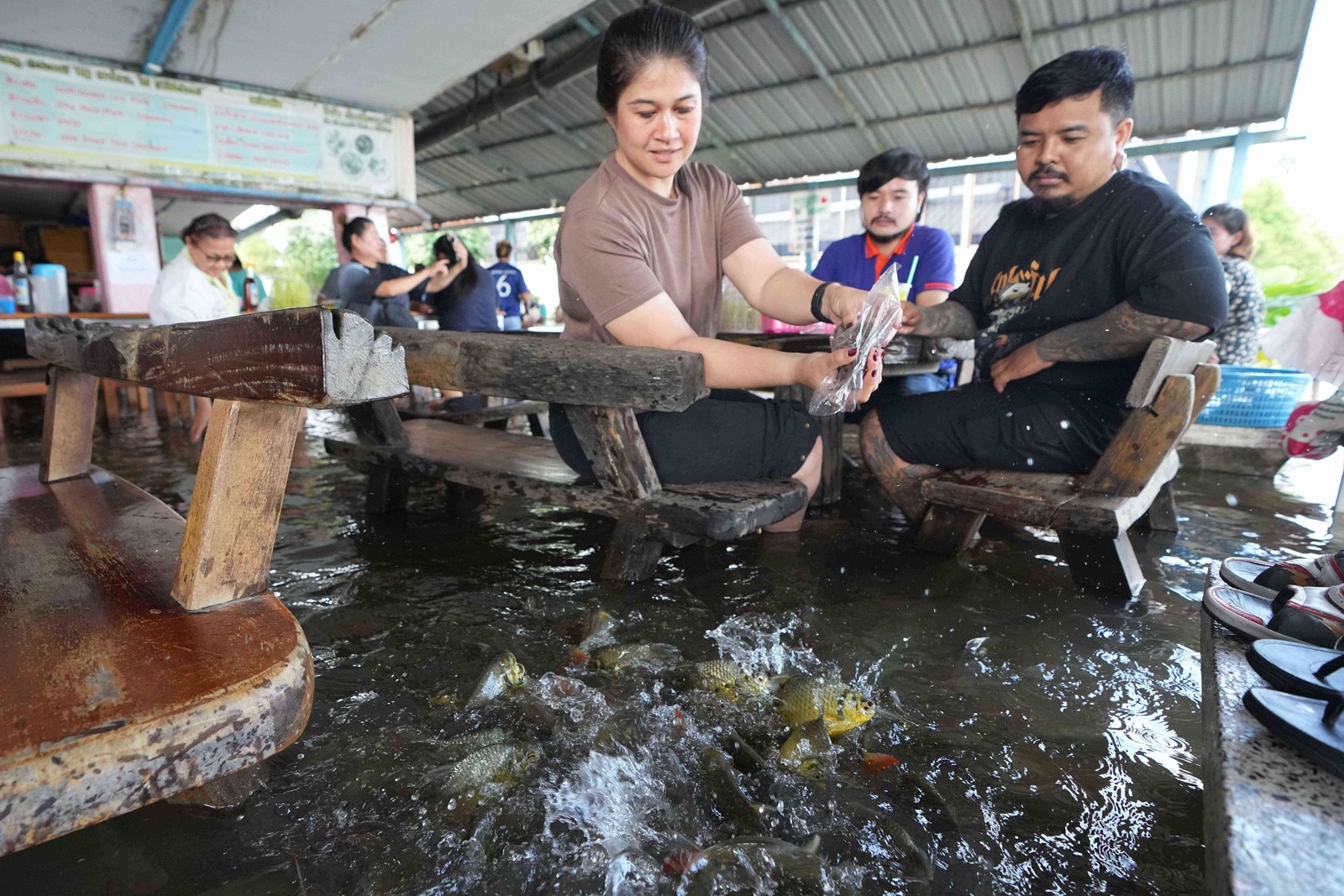Thailand_Flooded_Restaurant_50836--cb588_1099958079.jpg