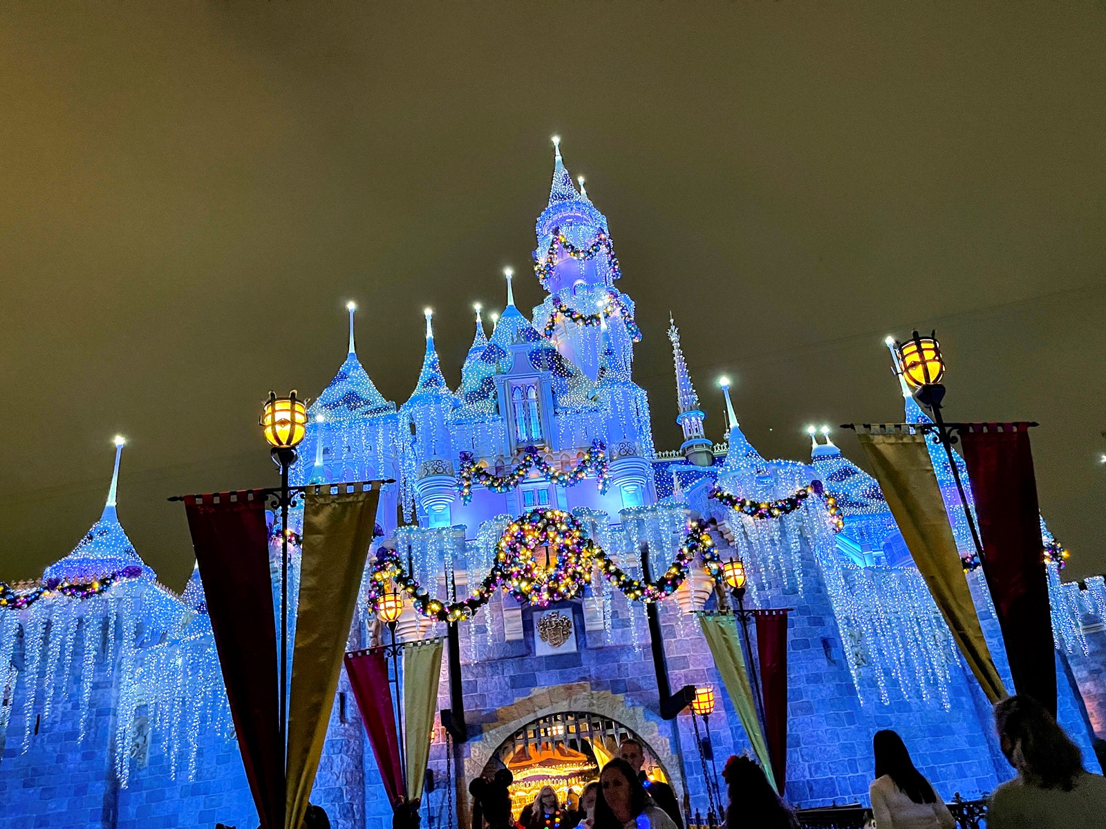 1210_NWS_OCR-L-DISNEY-DEALS-1213-01_216780134_1087483395.jpg