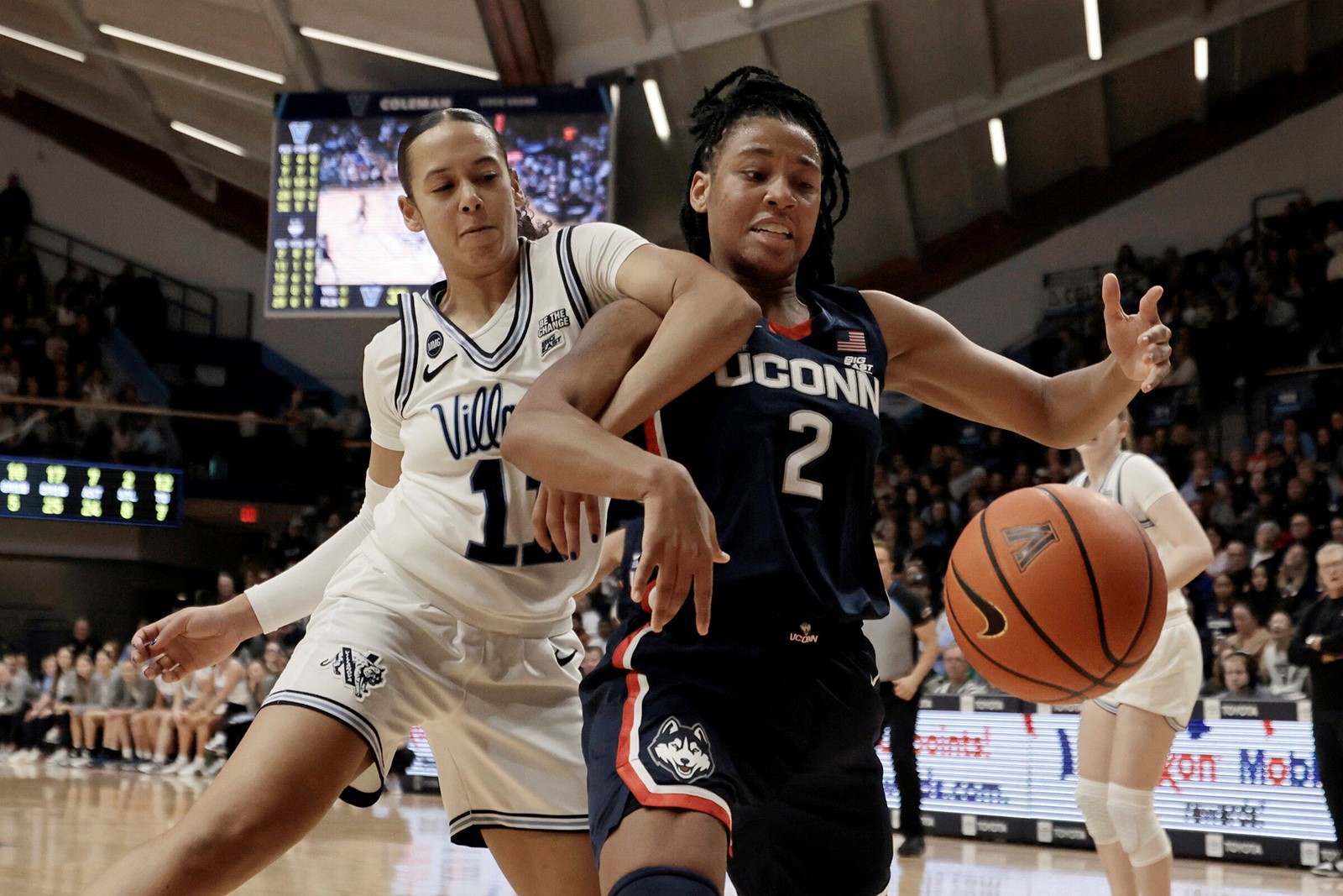 Uconn_Villanova_Basketball_61752--61ede_1088298107.jpg