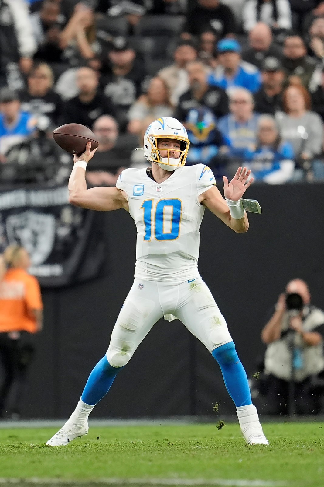Chargers_Raiders_Football_02983--5188b_1088297800.jpg