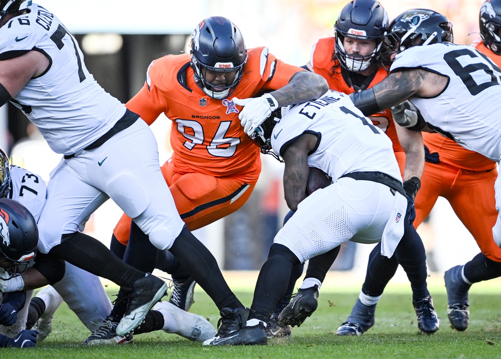TDP-L-BRONCOS-JAGUARSAO2_5216x_1109134414.jpg