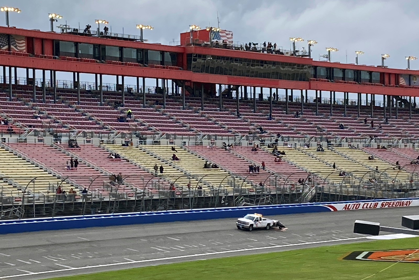 NASCAR_Fontana_Auto_Racing_70641--5434e#1_1060021032.jpg