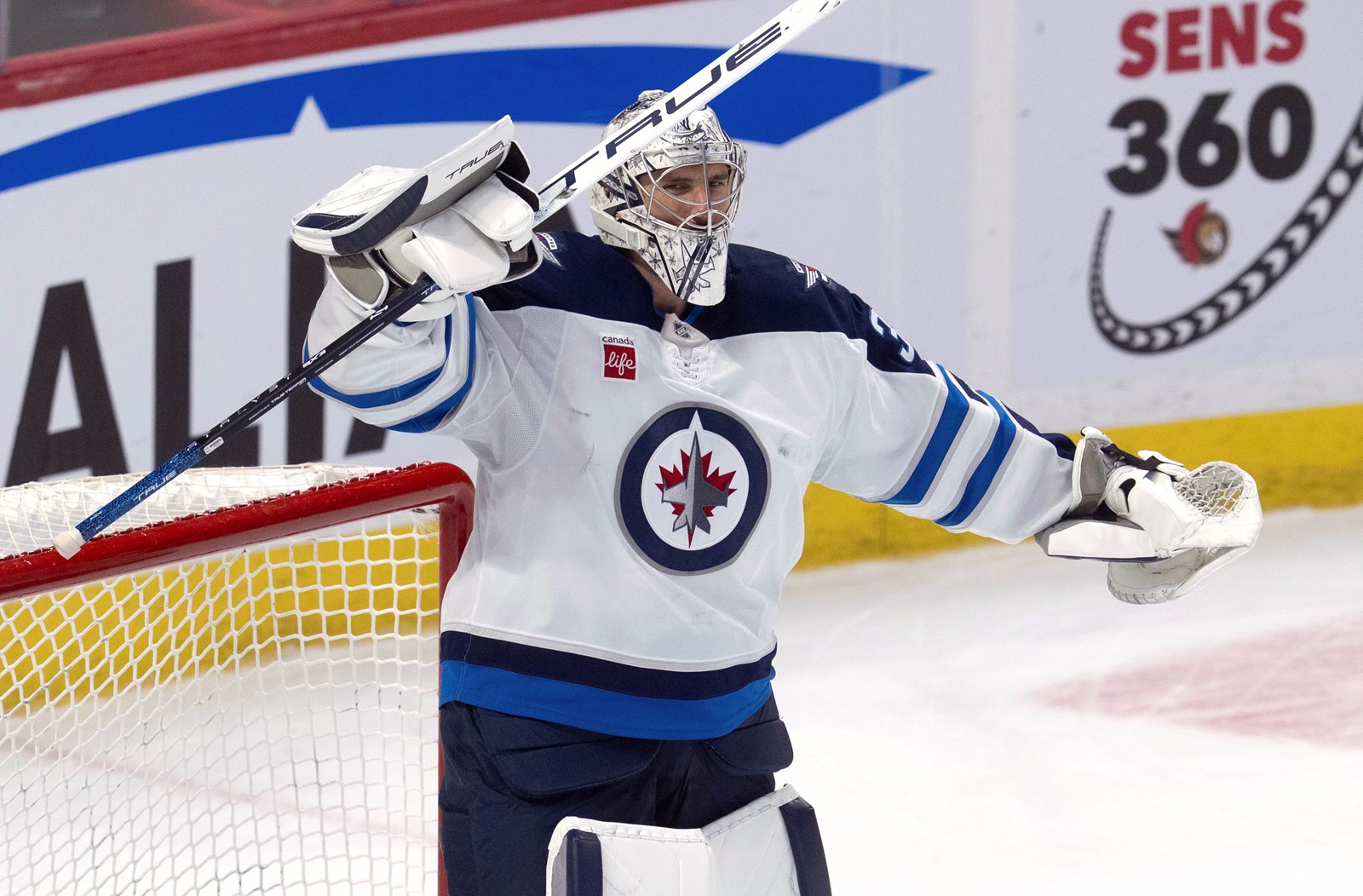 Jets_Senators_Hockey_48089--b2d56_1090232873.jpg