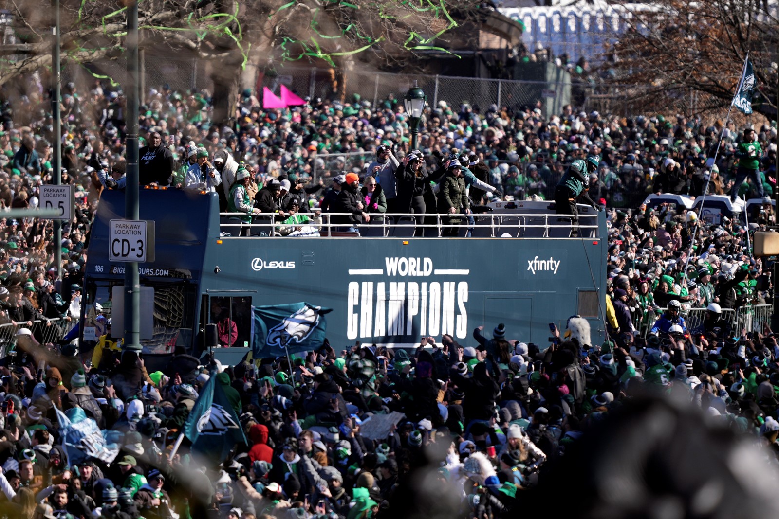Super_Bowl_Eagles_Parade_Football_05301--ca368_1089799211.jpg