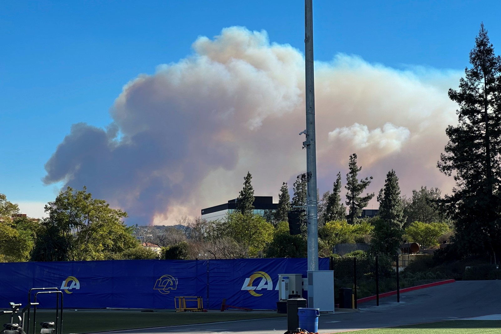 California_Wildfires_Rams_Football_69289--317e0_1088452768.jpg