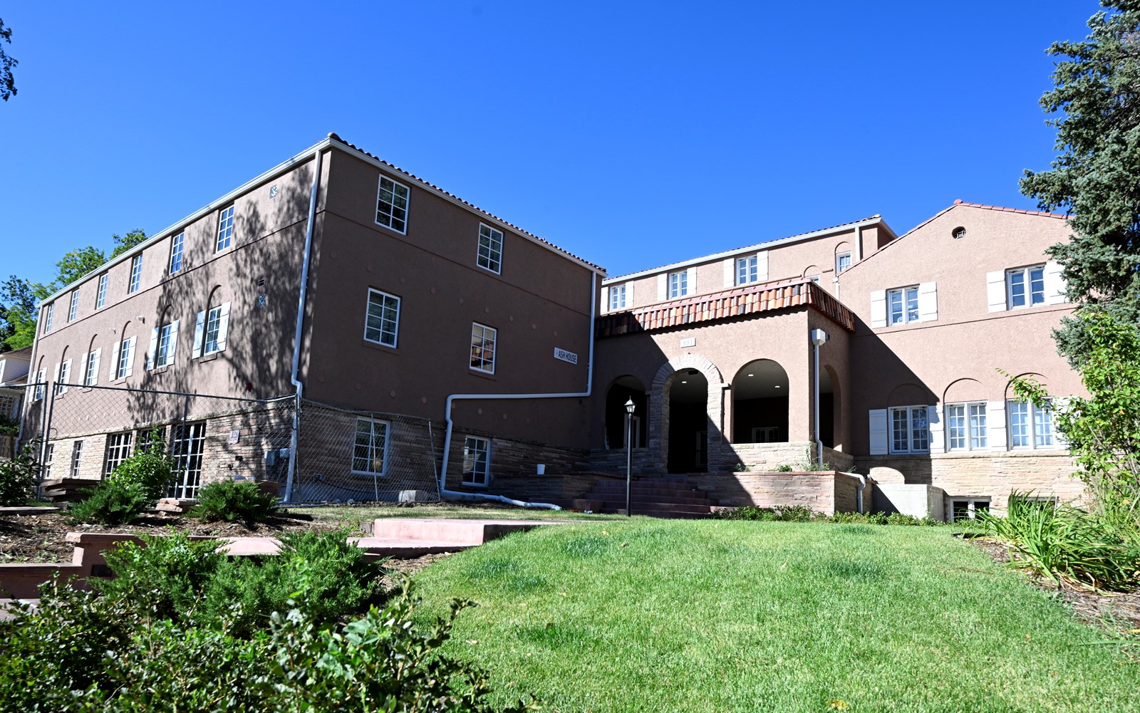 DCC-L-AshHouse1#1_1084203861.jpg