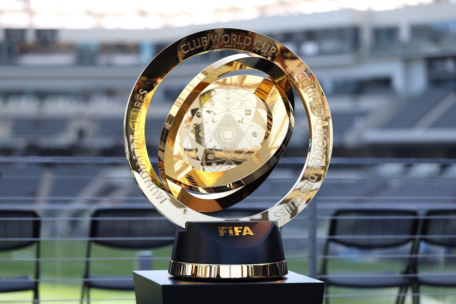 0609_NWS_LDN-L-A2-FIFA-TROPHY-0910_1094059240.jpg