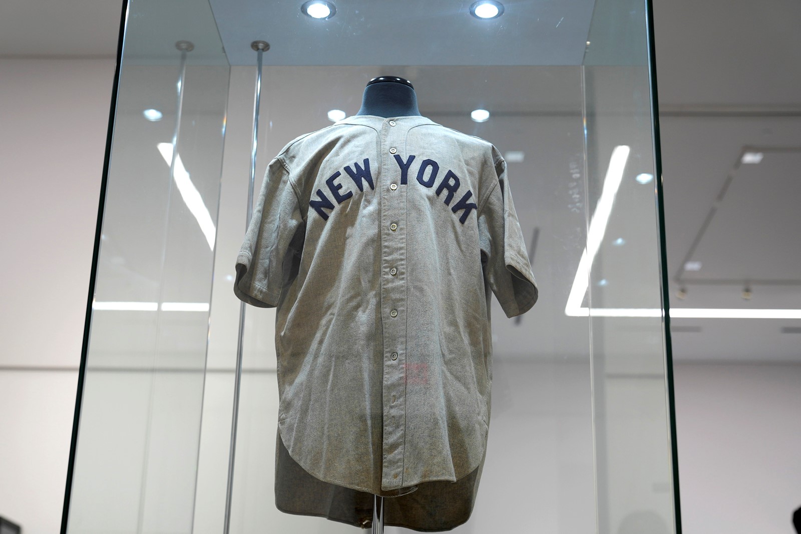 Babe_Ruth_Jersey_Auction_98471--fc9cd_1083053603.jpg
