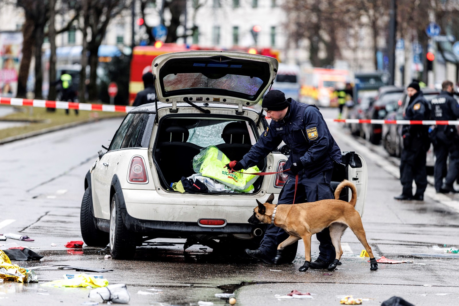 Germany_Car_Crowd_47932--e6daf_1089810980.jpg