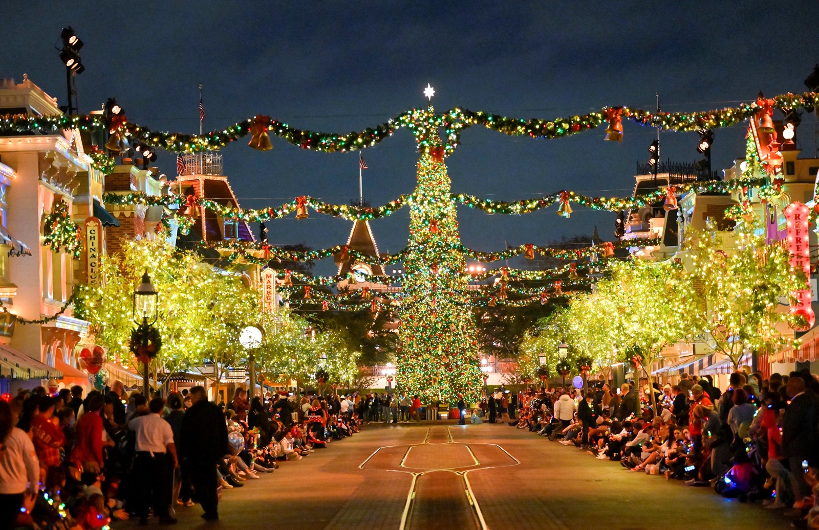 OCR-L-HOL-THEME-PARKS-1124-01_1085604507.jpg