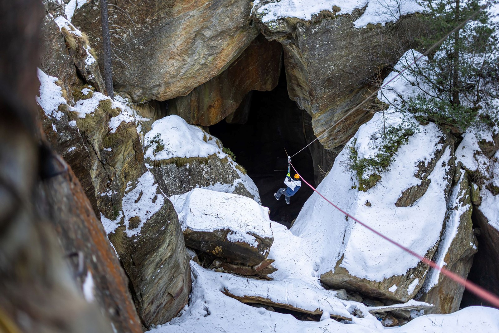 202602230415MCT_____PHOTO____TRV-WLT-SWITZERLAND-WINTER-CANYONING-2-DPA_1103695715.jpg