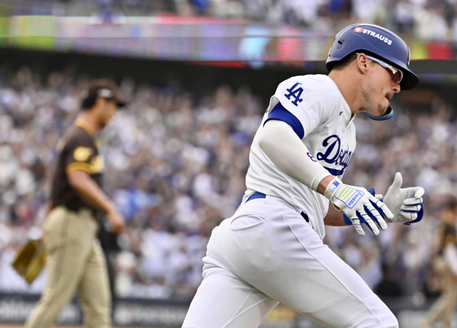 1011_NWS_LDN-L-DODGERS-1012-KB17_1085124804.jpg