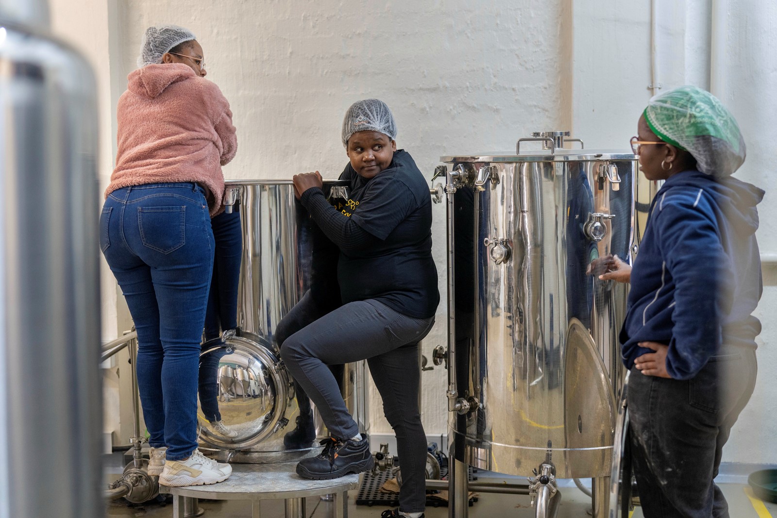 South_Africa_Female_Beer_Brewer_23089--612a2_1095074869.jpg