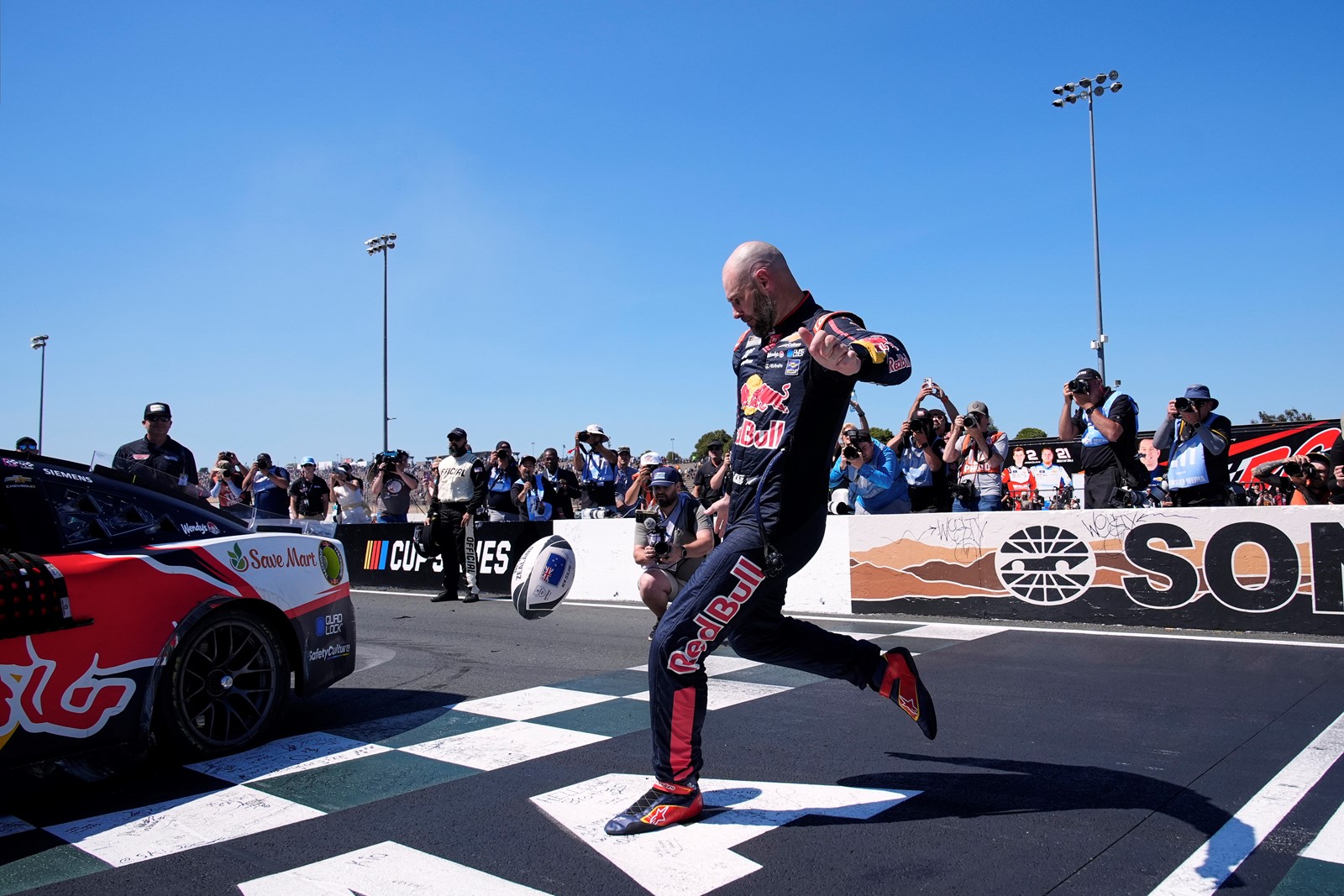 NASCAR_Sonoma_Auto_Racing_82834--edd4f_1095303986.jpg