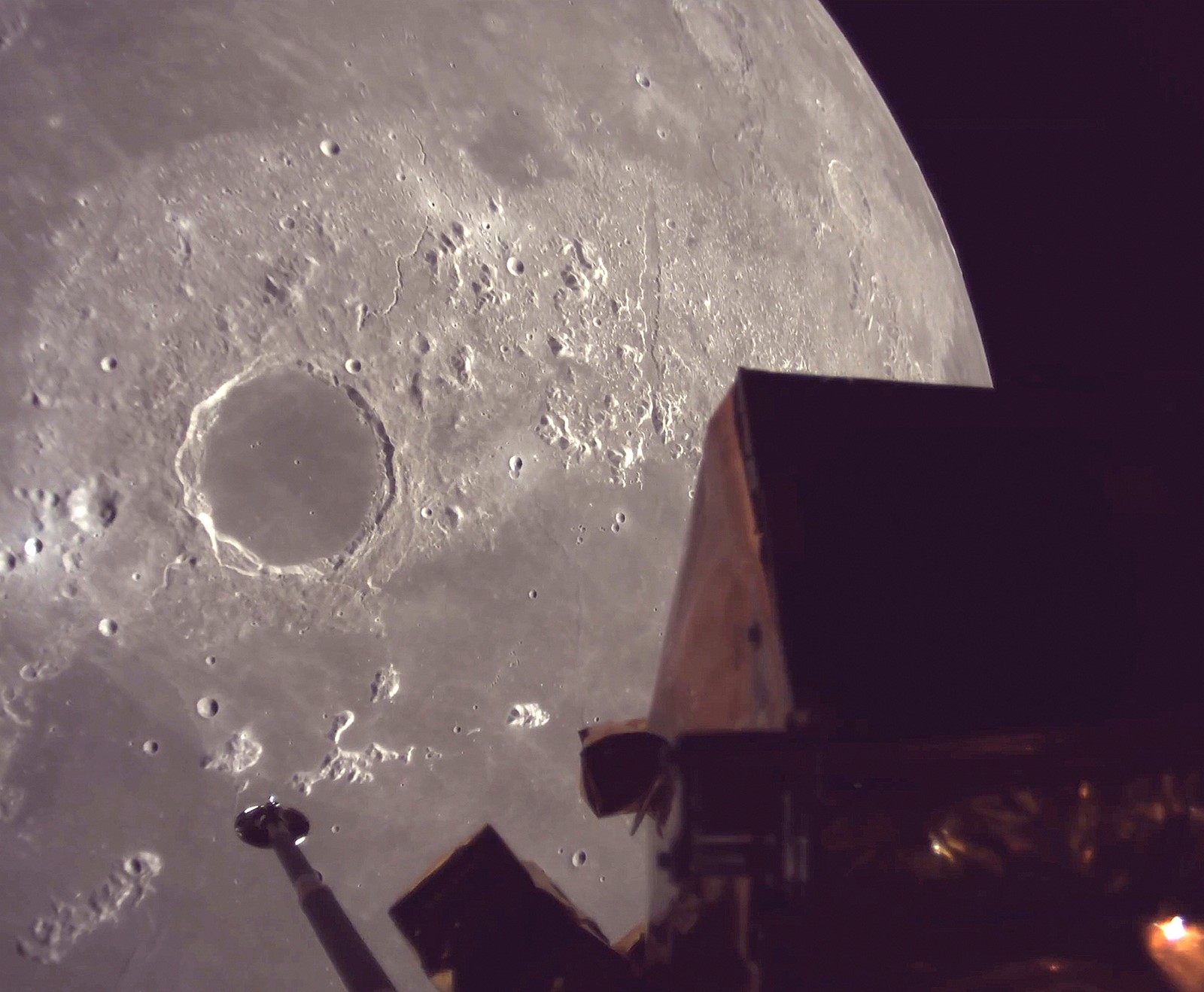 Japan-Moon_Landing_72601--dc616_1093922798.jpg
