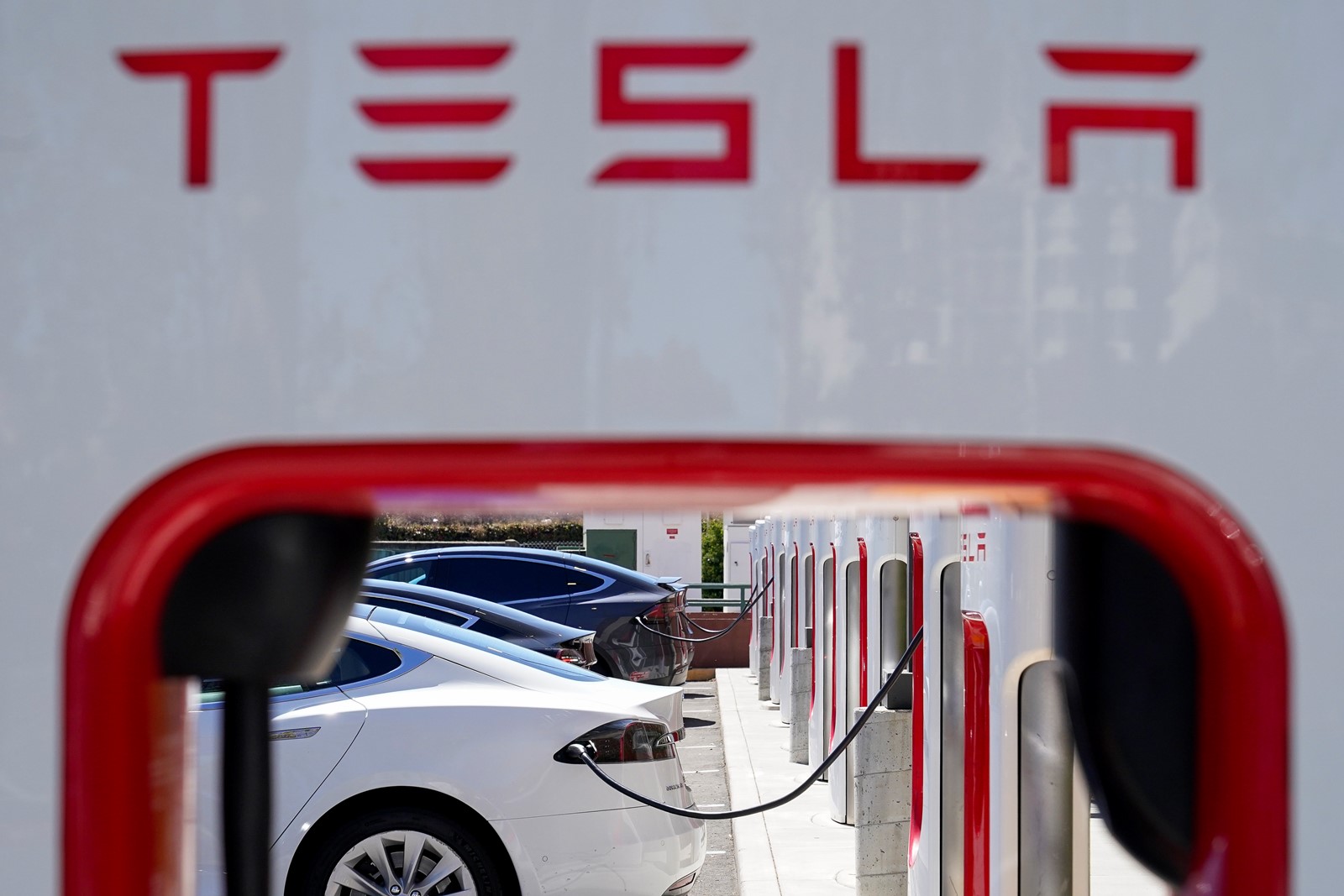 General_Motors_Tesla_Charging_Stations_46161--0207b_1063672944.jpg