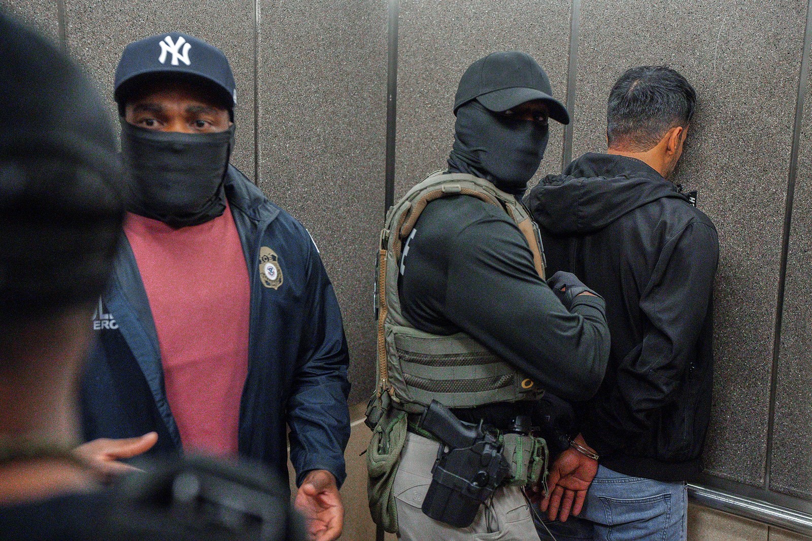 Masked_Law_Enforcement_20193--97c58_1095388154.jpg