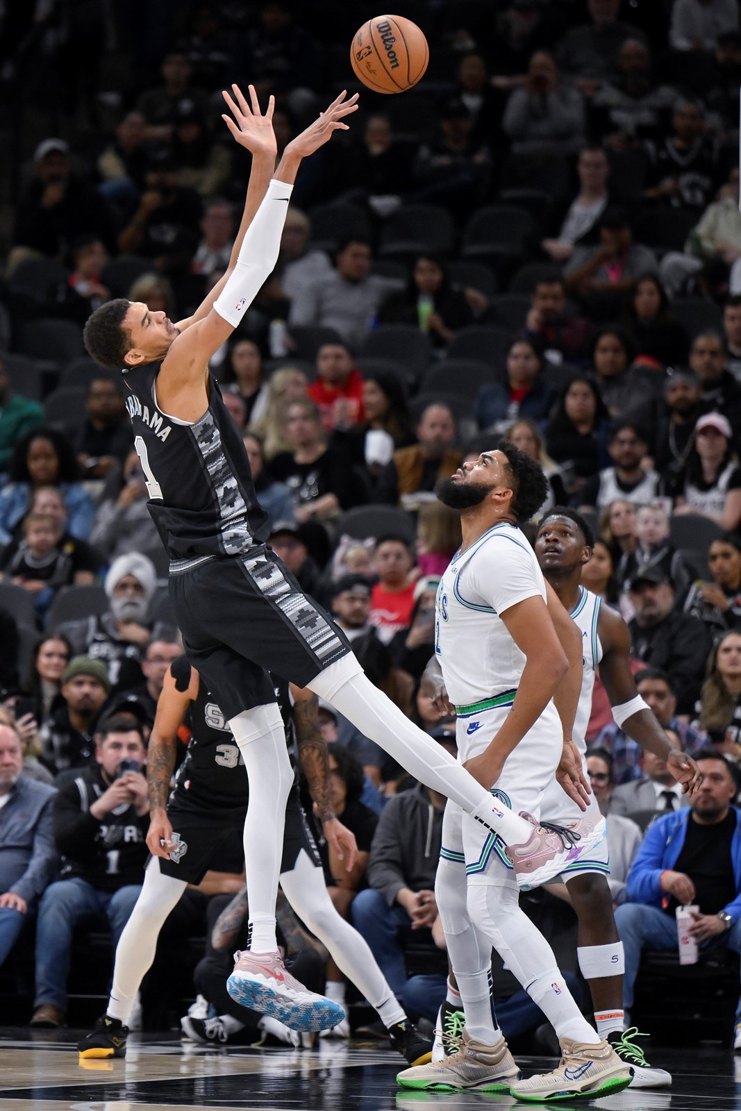 Timberwolves_Spurs_Basketball_16842--69eb9_1074303865.jpg