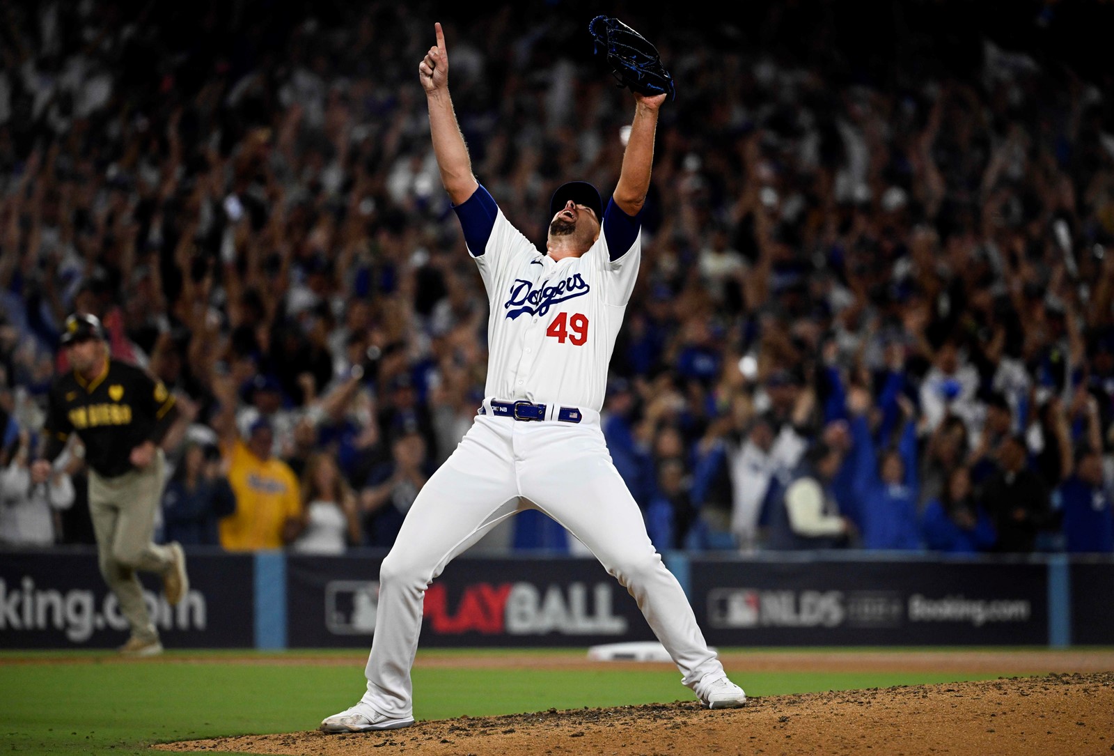 1011_NWS_LDN-L-DODGERS-1012-KB60_1085129013.jpg