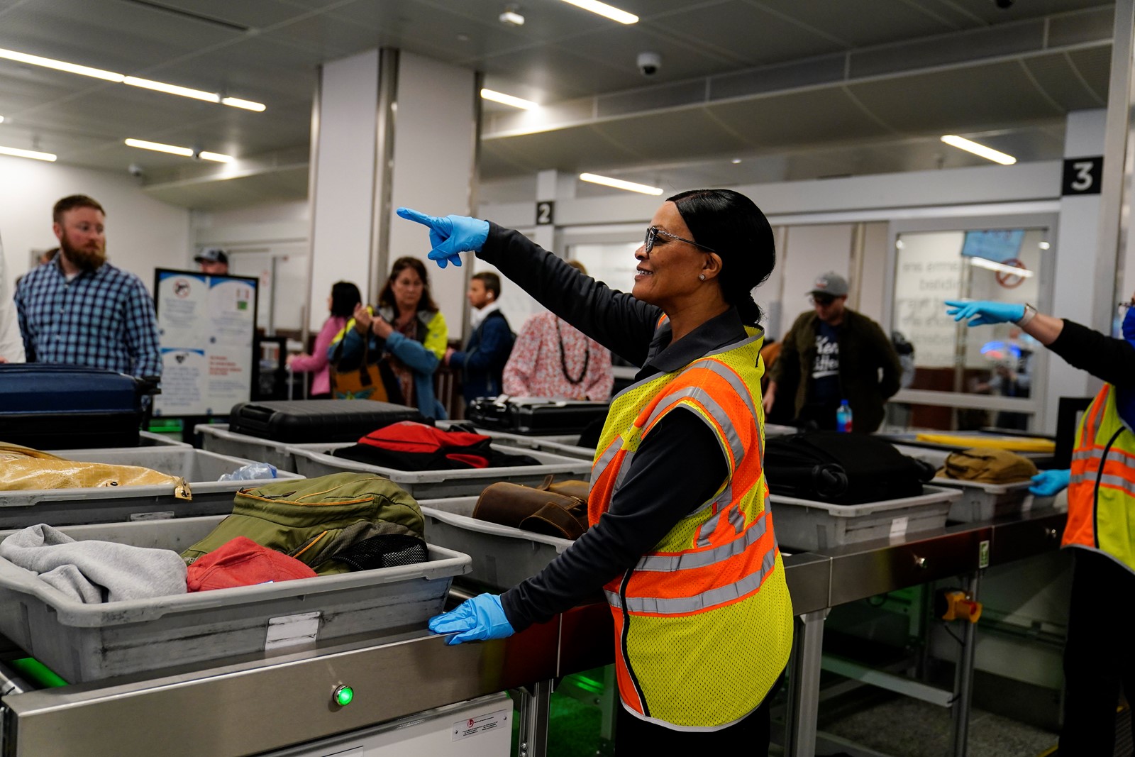 Guns_Airport_Checkpoints_84275--387c2_1059868284.jpg