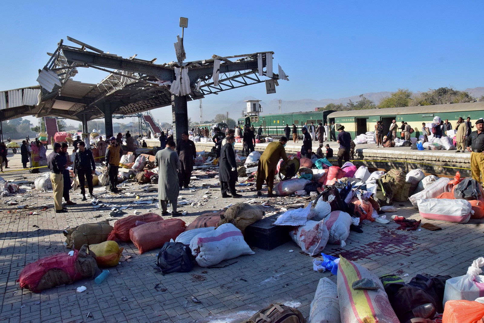 Pakistan_Railway_Station_Bombing_51842--edec6_1086333268.jpg