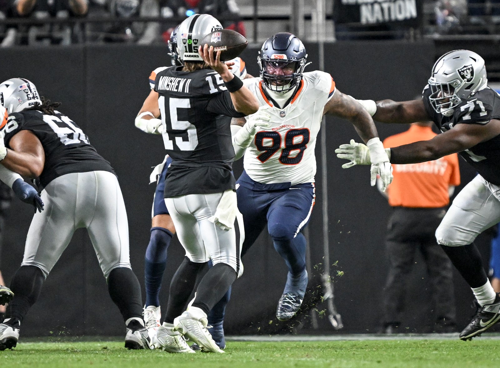 TDP-L-BRONCOS-RAIDERSAO1_8770xx_1087139714.jpg