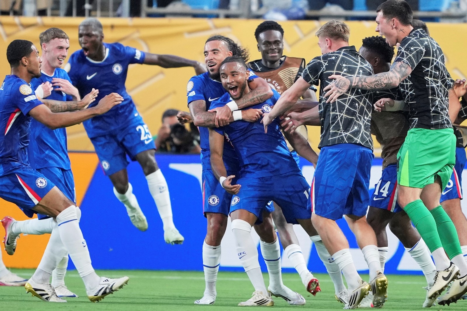 APTOPIX_CWC_Benfica_Chelsea_Soccer_10182--9d610_1094782433.jpg