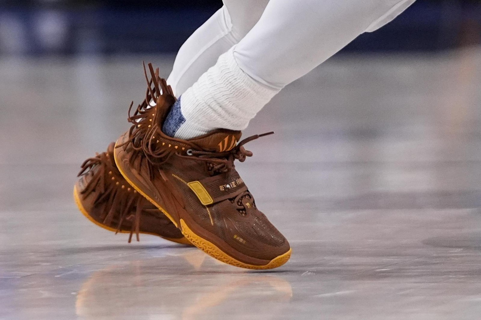 Squeaky_Shoes_85017-1_1103850422.jpg