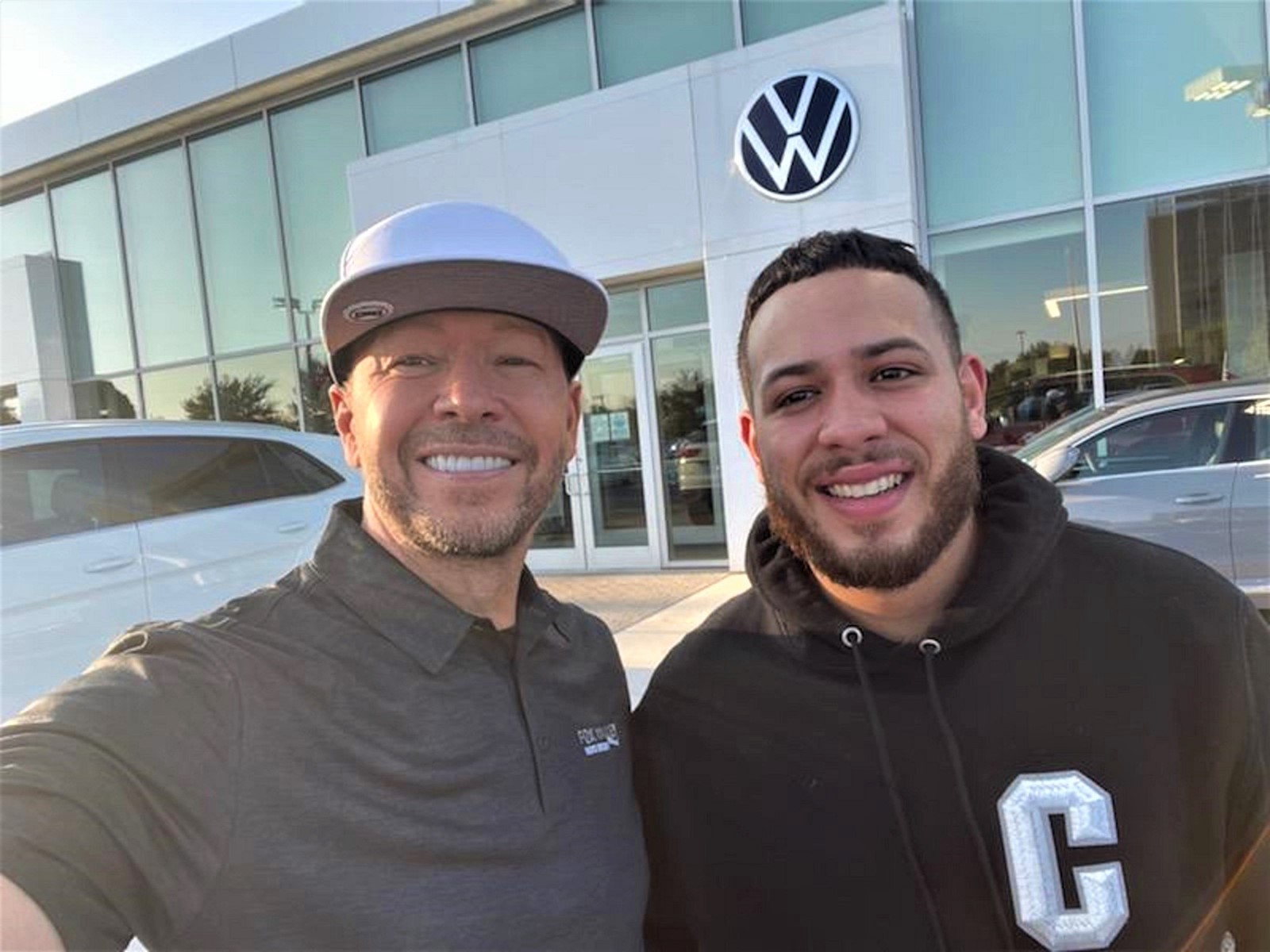 CT_IC_1028225647_1028234776_004-1002_-Wahlberg-car-gift-st-0930.jpg